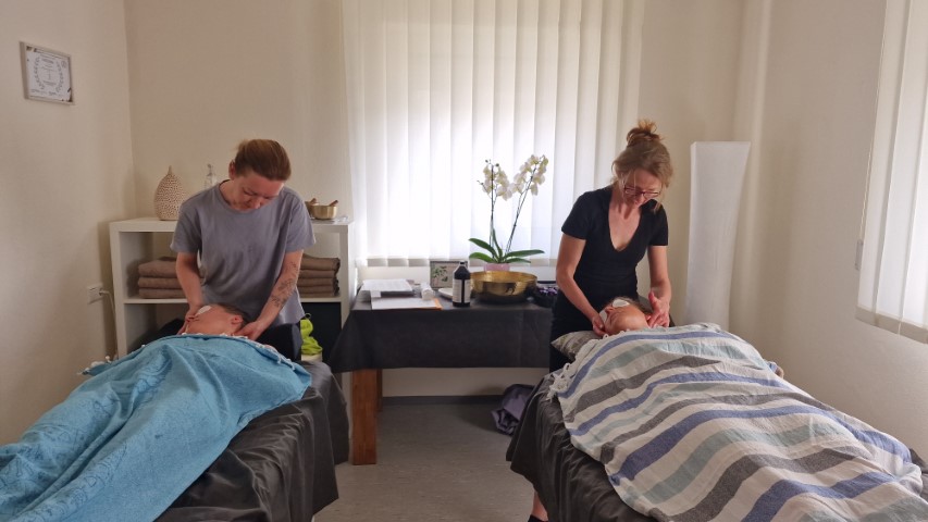 Massagekurs in Aalen – Teilnehmer üben Massagegriffe im Studio